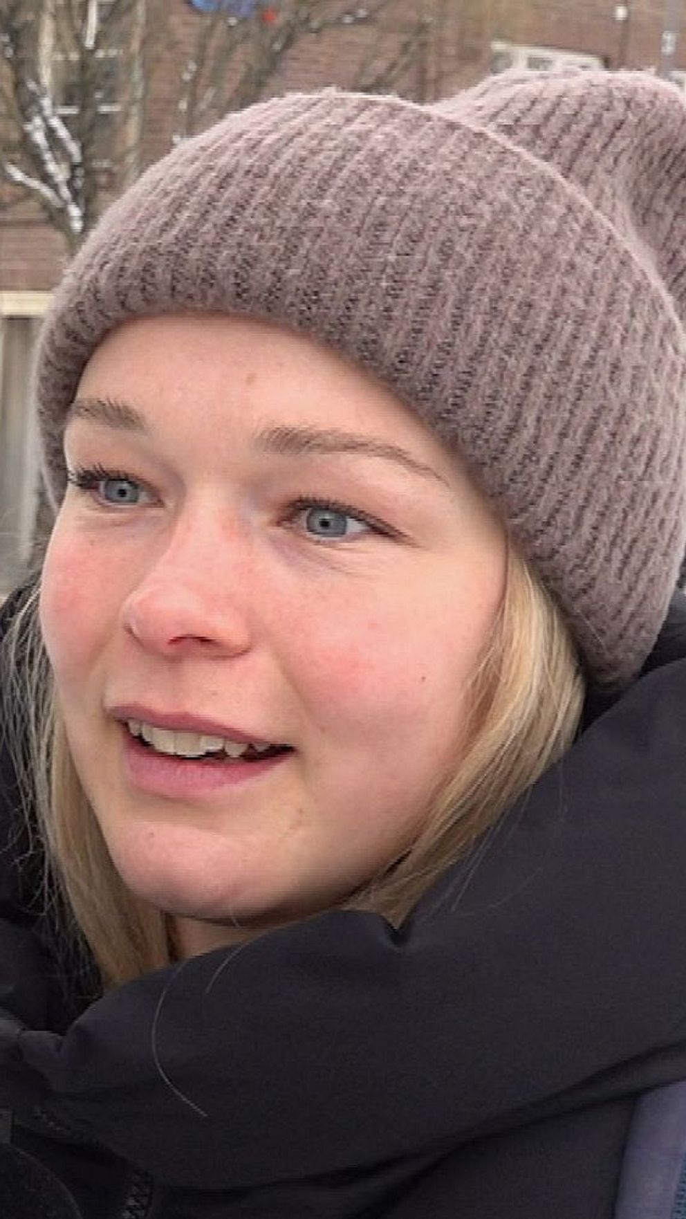 Tvådelad bild. Vänster: matvaror i en kundkorg. Höger: Fanny Hansen med mössa utomhus.