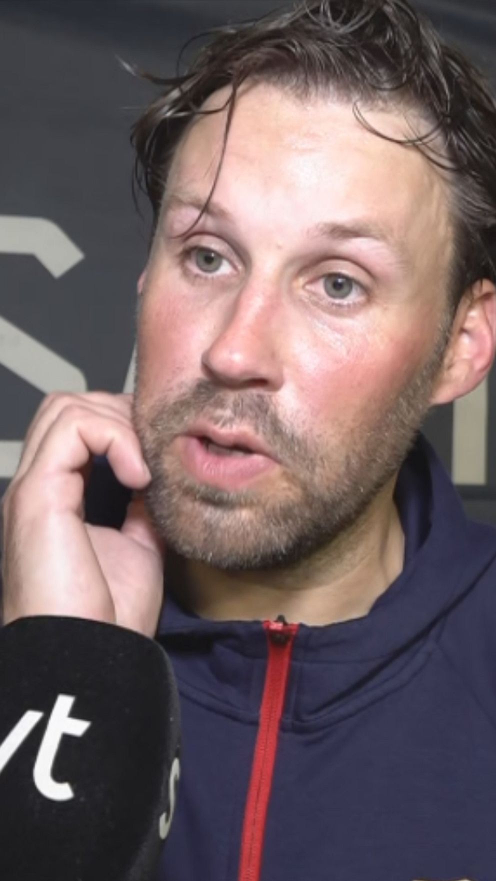 Delad bild. Till vänster: Hockeyspelare vid rinken. Till höger: Personen intervjuas av SVT.