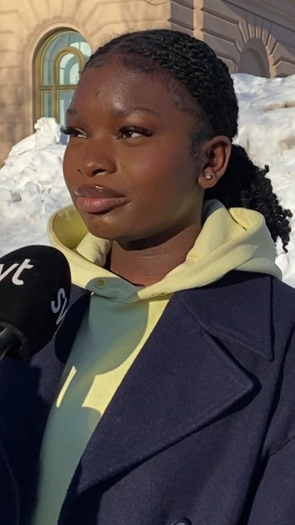 Tre gymnasie-elever i Sundsvall. Två tjejer och en kille i mitten.