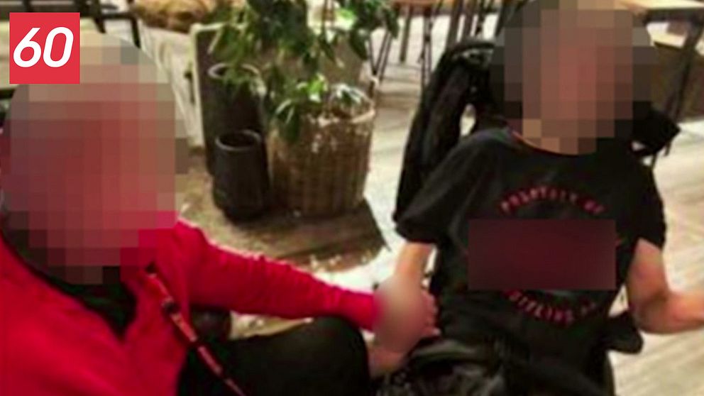 Bild på en person med suddig bakgrund som sitter på en stol, delvis döljer deras ansikte. Till höger finns en silhuett av en rullstol i ett rum med ett fönster där ljus strömmar in, vilket skapar en dramatisk effekt.
