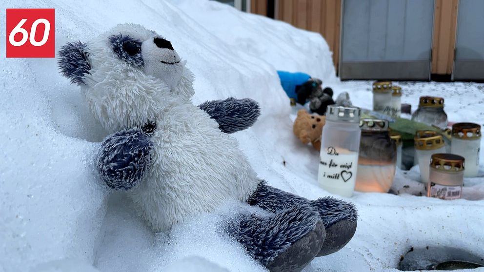 Bild på gosedjursnalle och ljus i snö efter nyheten om att 8-årige Tintin i Luleå blivit mördad.