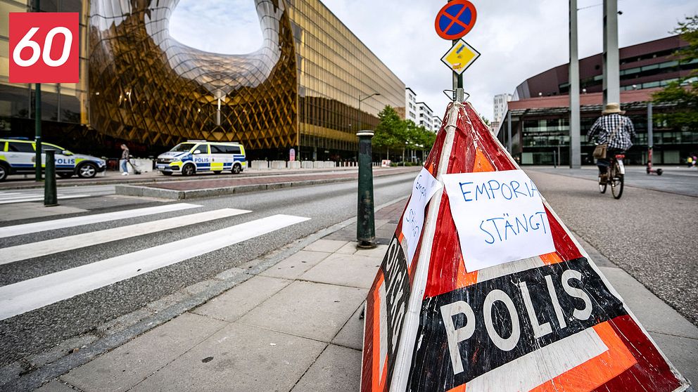 Polisbilar utanför Emporia efter skjutningen.