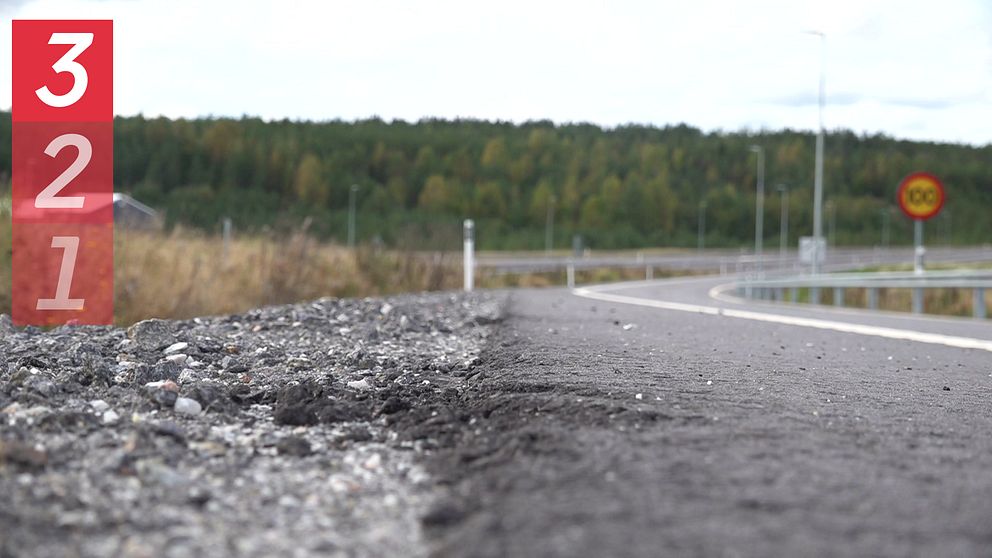 Västra länken i Umeå, närbild på vägen och en 100-skylt i bakgrunden