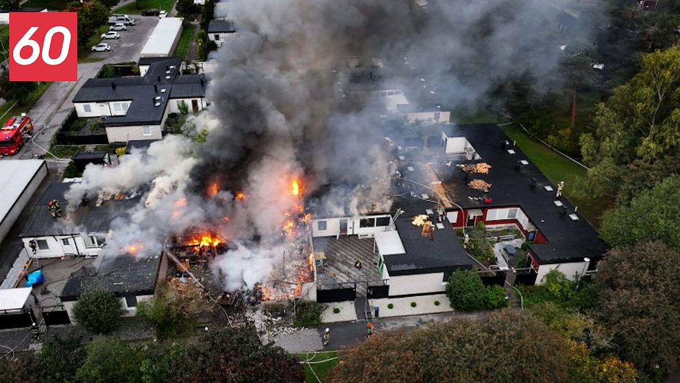 Ett radhus sprängs och en kraftig brand utbryter. Det handlar om hämndsprängningen i Hässelby. Här en drönarbild över det brinnande radhuset.