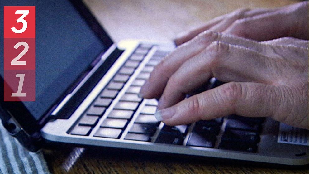 Närbild på kvinnohänder som skriver på ett tangentbord.