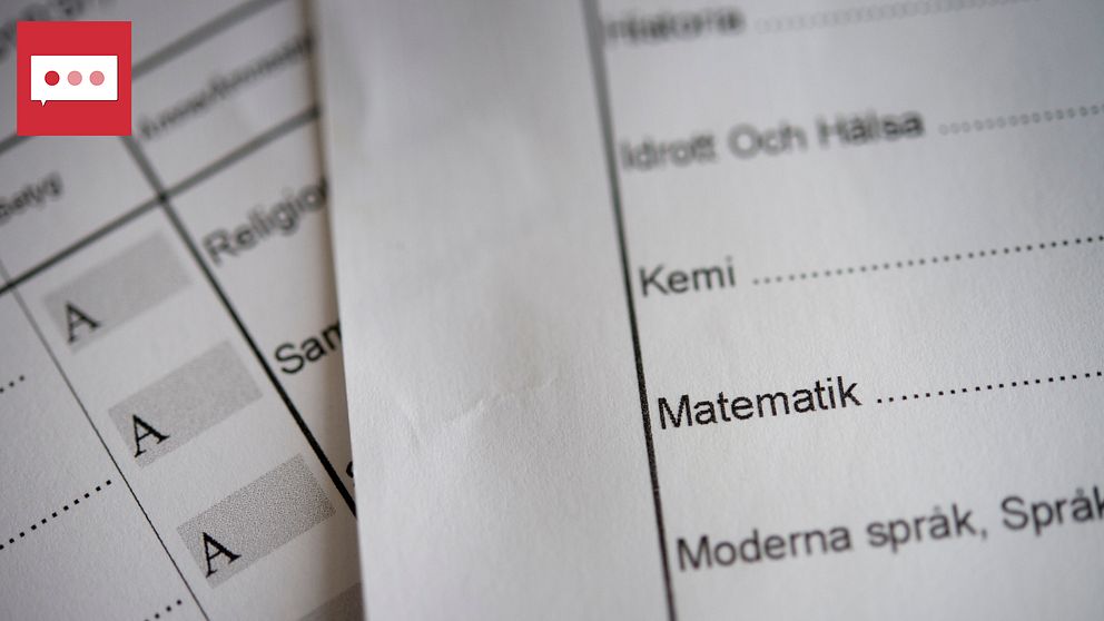 Varför byta betygsystem?, betyg, skolbetyg, underkänt. En närbild på en del av ett skolbetyg där ämnen som Matematik och Kemi nämns. Betyget visar också betygsättningar av olika ämnen markerade med bokstaven ”A”. Pappret ser ut att vara del av en bedömningsmatris eller en rapport.