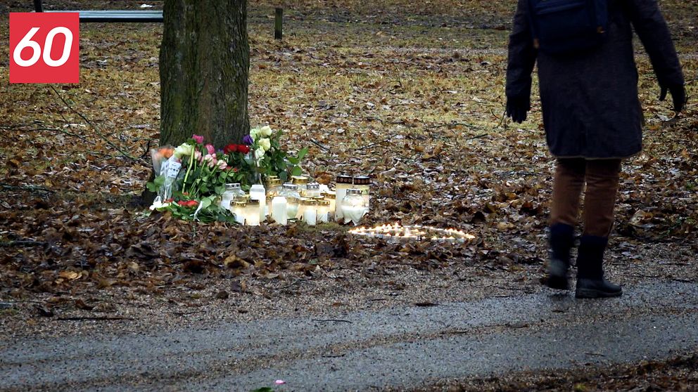 Tre personer omkom vid en järnvägsövergång i Örebro i februari. Här står tända ljus och blommor ligger på marken.