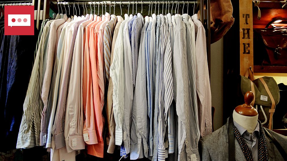 En klädställning med en massa skjortor.