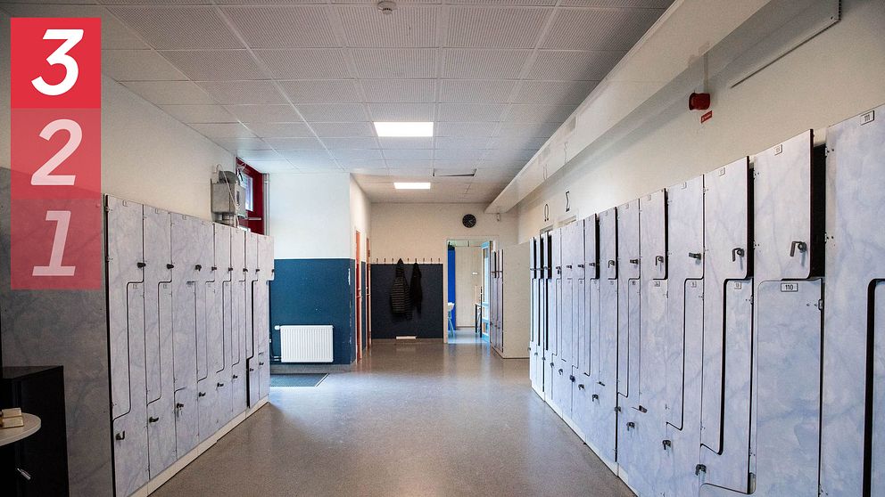 En tom skolkorridor med skåp efter båda sidorna