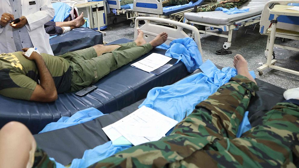 Irakisk militär får vård efter attacken mot en militärbas söder om Bagdad natten mot lördag.