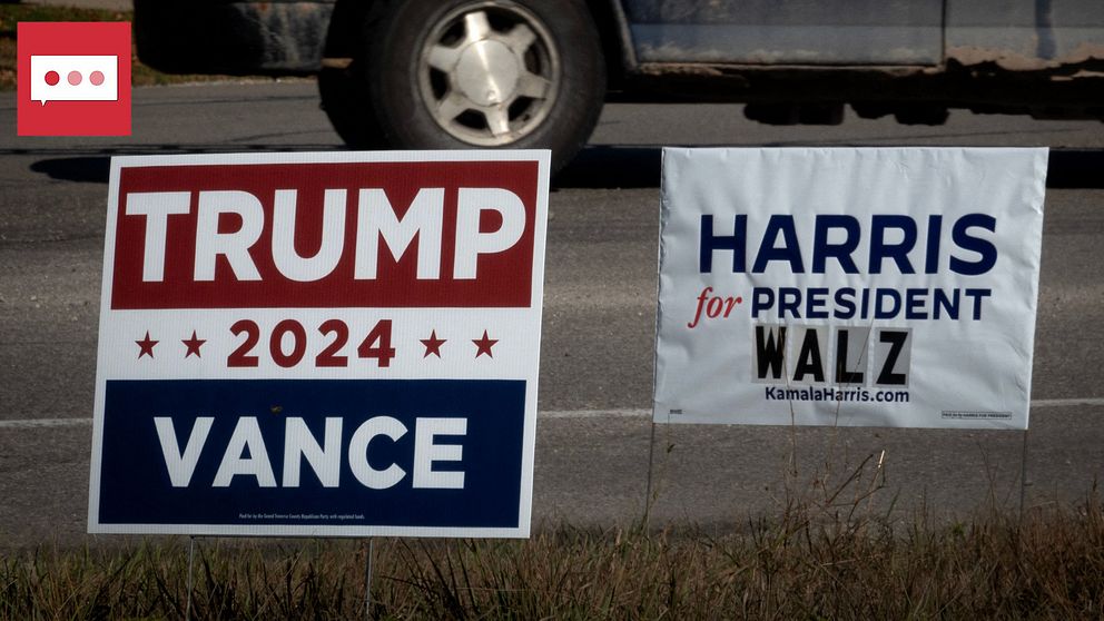 Två kampanjskyltar i ett offentligt område. Till vänster en skylt med texten ”TRUMP 2024 VANCE” i rött, vitt och blått, och till höger en skylt med texten ”HARRIS for PRESIDENT WALZ” med en länk till kamalharris.com. Bakgrunden visar en väg med en del av en bil synlig.