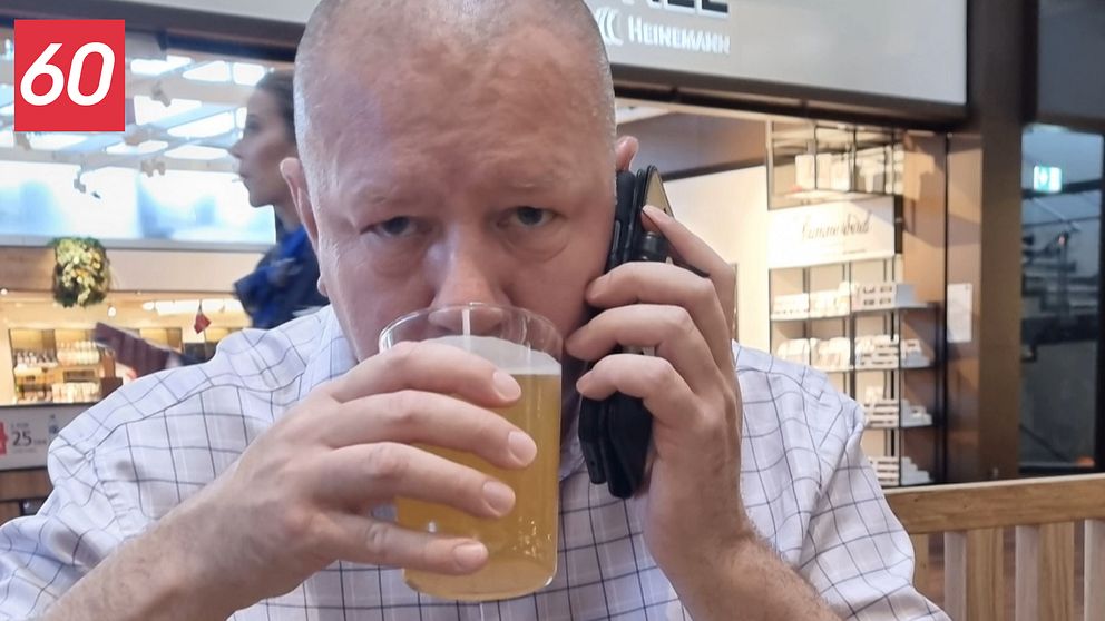 Roger Fredriksson (M) dricker en öl.