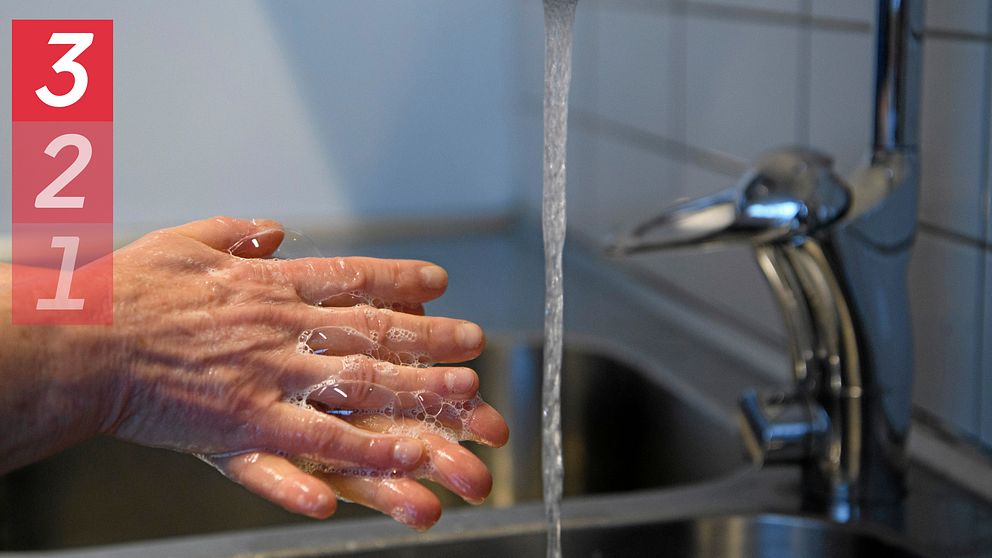 Person som tvättar händerna under rinnande vatten