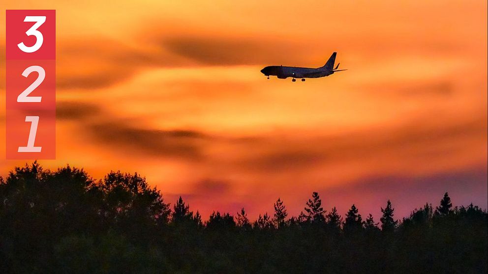 Flygplan mot röd/orange himmel i skymningen.