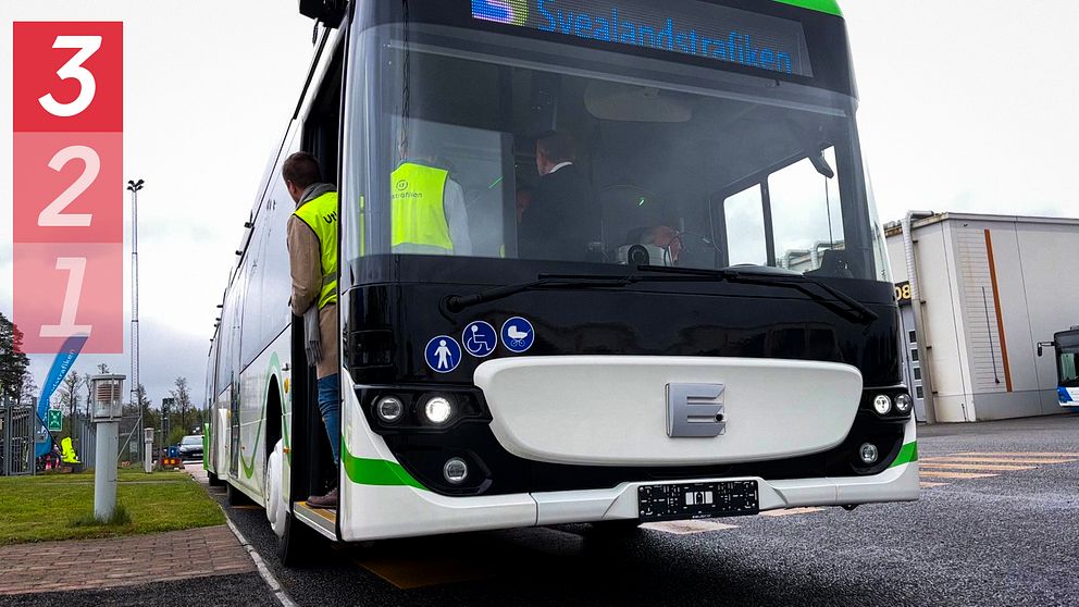 Svealandstrafikens nya buss fotad framifrån.