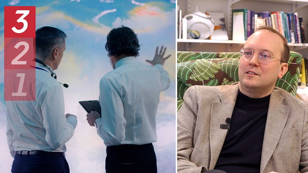 Bilden är delad i två sektioner. Till vänster står två män i skjortor och diskuterar med hjälp av en surfplatta framför en färgglad karta eller skärm. Till höger syns en man i kavaj och svart tröja, med ryggen mot en bokhylla fylld med böcker och dekorationer.