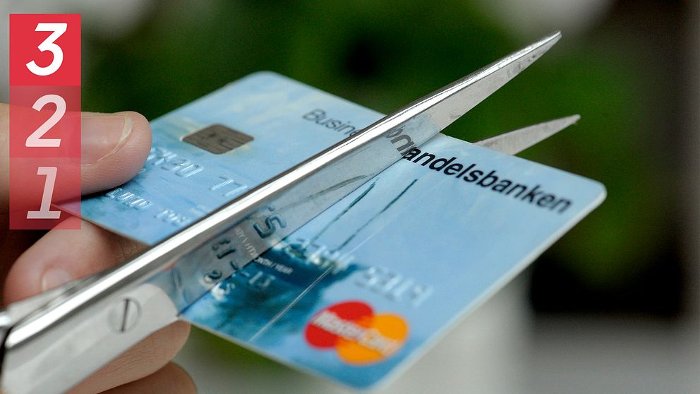 Ett kreditkort som klipps isär