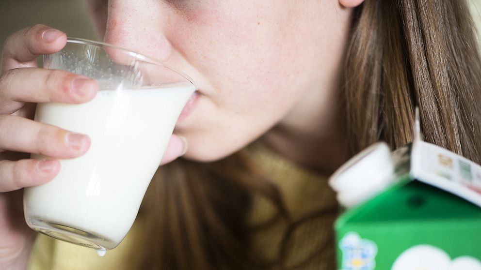 En flicka som dricker mjölk.