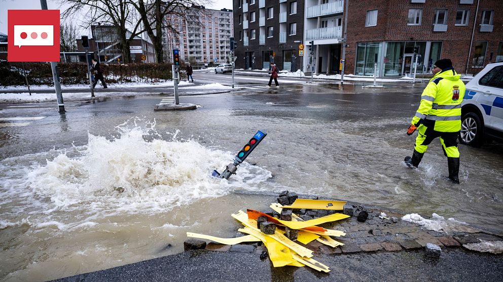 Stor vattenläcka mitt på en gata i Lund, det bubblar kraftigt ur marken, ett stoppljus har dragits omkull