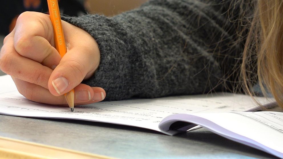 Skola, elev som skriver