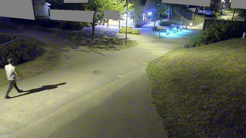Bild från övervakningskamera. Person går in i bild.