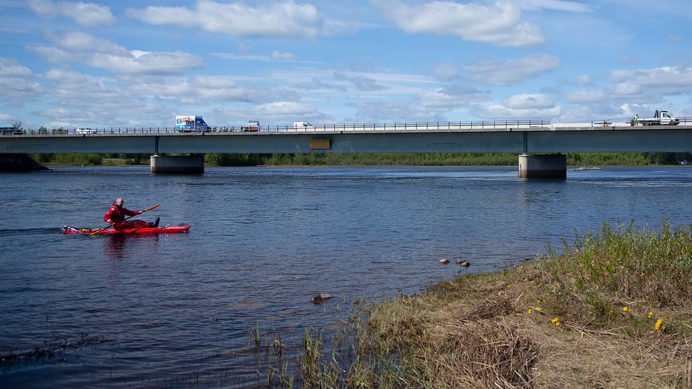 Bild från olycksplatsen vid Bergsviksbron i Piteå. En ur räddningspersonalenn paddlar kajak i närheten av bron.