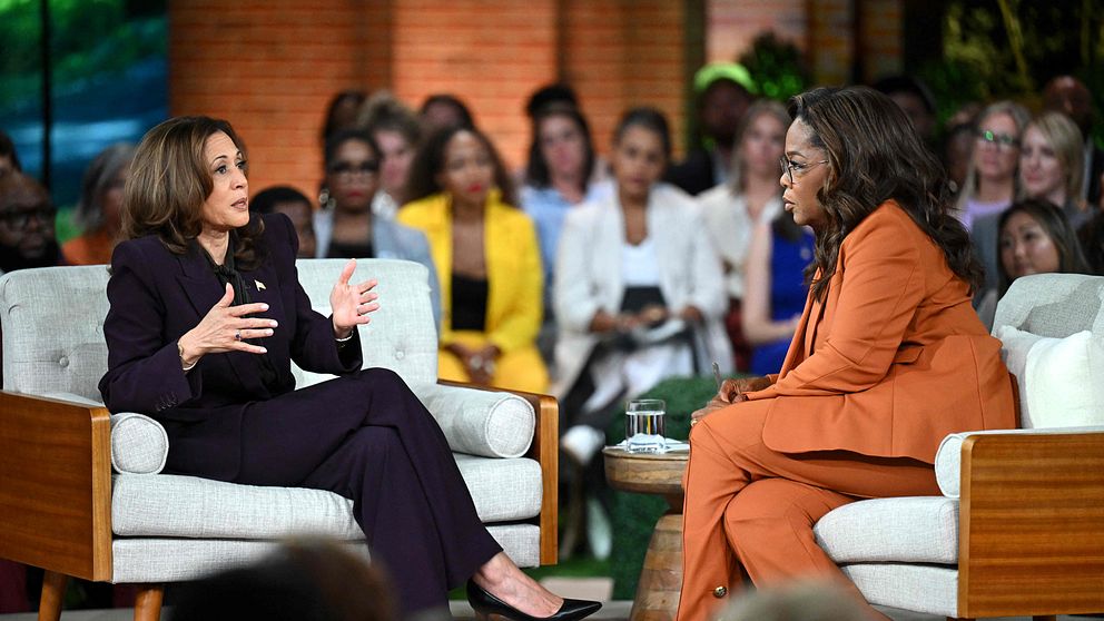 Demokraternas presidentkandidat Kamala Harris och programledaren och producenten Oprah Winfrey