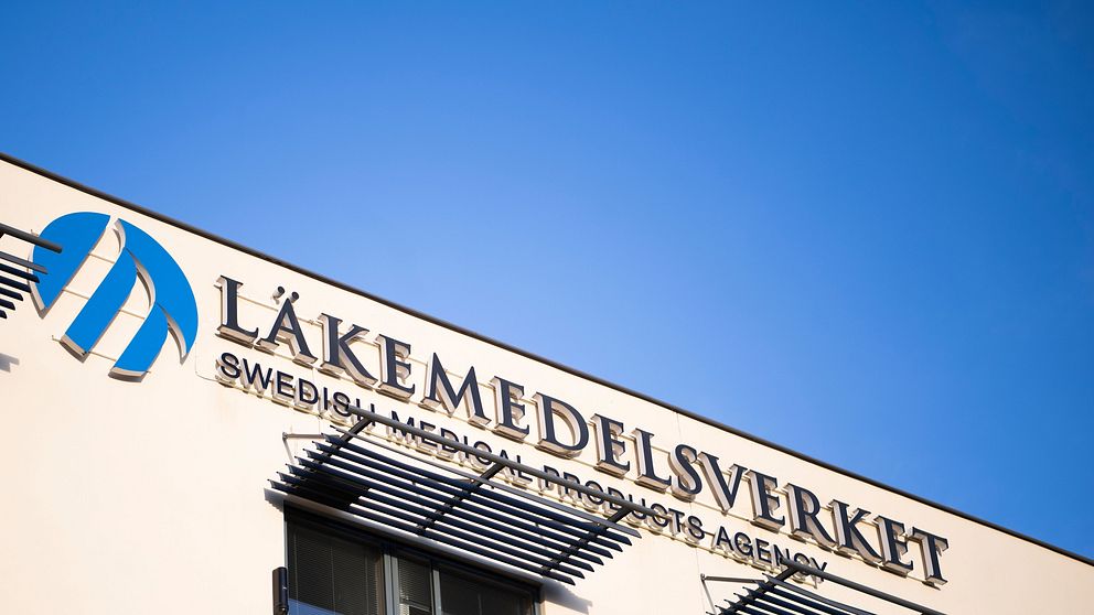 Skylt med texten ”Läkemedelsverket” och ”Swedish Medical Products Agency” på en byggnad under en klarblå himmel.