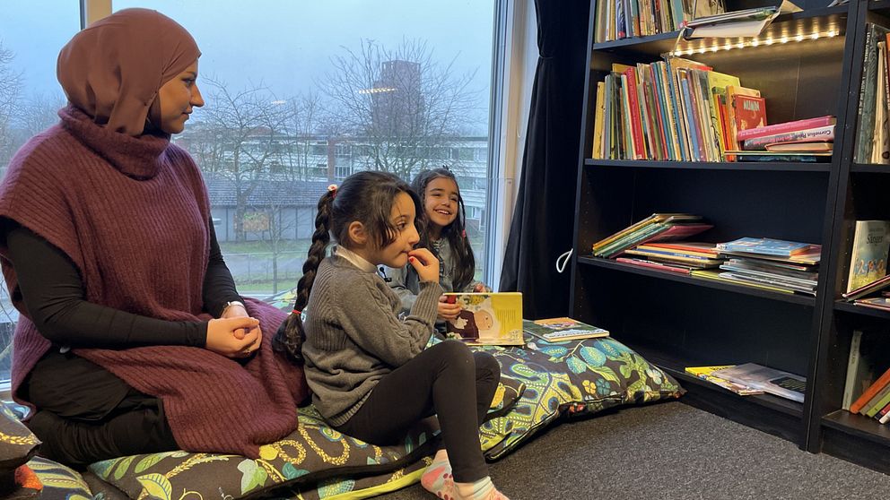 Duha Salomi besöker förskola på Drottninghög och läser för sin dotter.