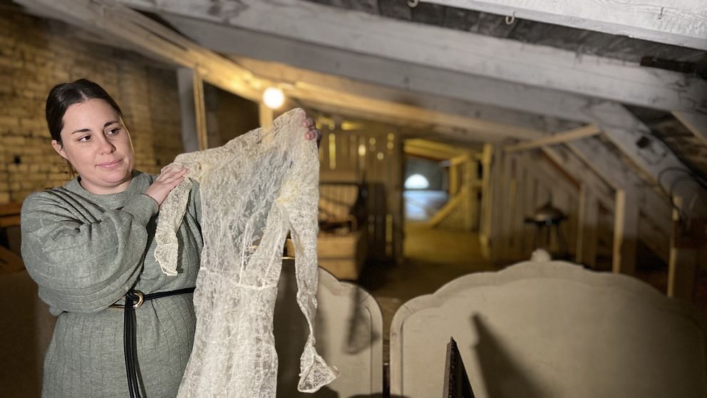 Sanna Danielsson med den gamla klänningen
