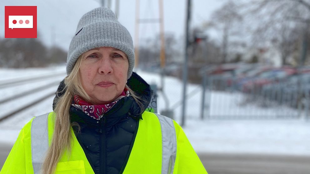 Trafikverkets utredare Gabriella Gulliksson står vid den plankorsning som har flest incidenter rapporterade i Sundsvall på Floragatan intill gymnasiet Hedbergska