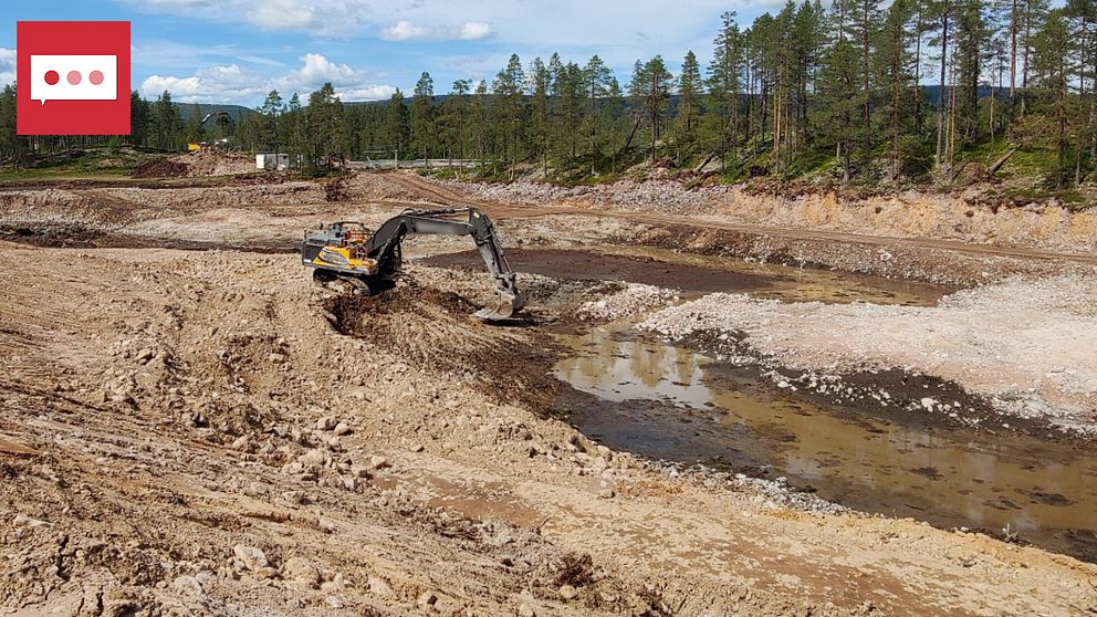 En grävmaskin står nere i en urgrävd myr