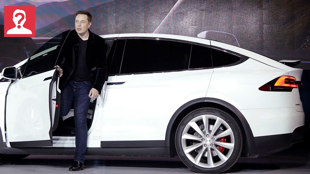 Elon Musk kliver ur en vit Teslabil under ett evenemang.