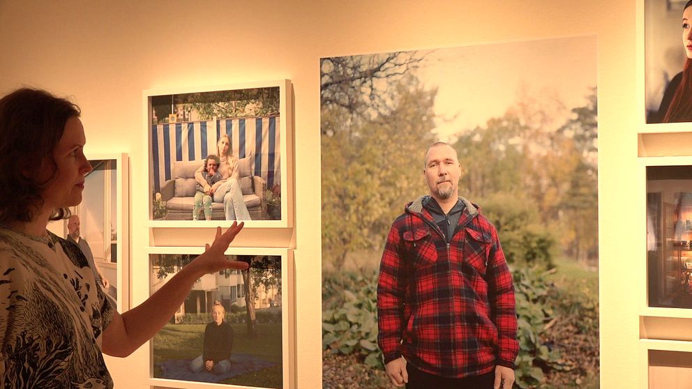 Valokuvaaja Maria Mäki esittelee valokuviaan SVT:n toimittajalle ja kuvaajalle Sundsvallissa.  Fotograf Maria Mäki visar sina fotografier för en SVT-reporter och fotograf i Sundsvall.
