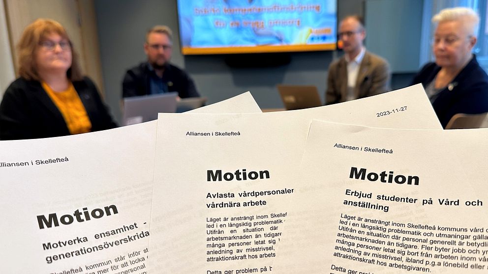 Tre motioner i förgrunden och fyra politker i bakgrunden
