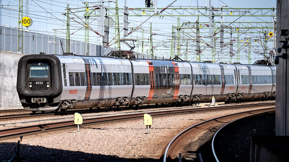 Ett Öresundståg kör på en järnväg vid Malmö C.