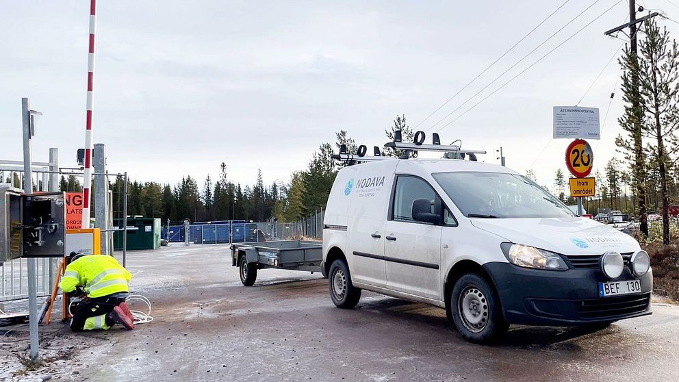 En bil passerar genom en stålgrind
