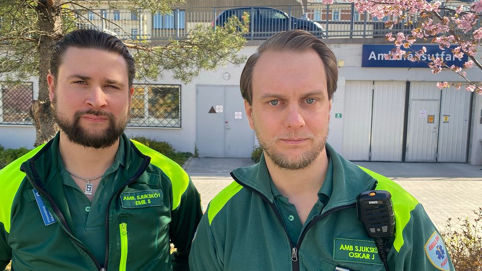 Två män i ambulansuniformer