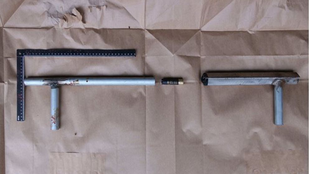 blodigt egentillverkat vapen på en papperspåse