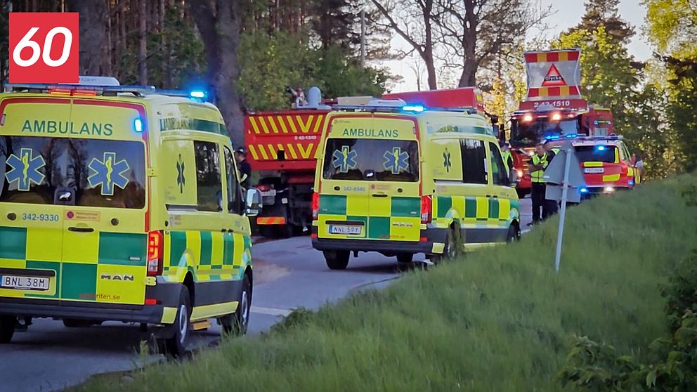 Ambulanser och räddningstjänsten på olycksplatsen i Kimstad