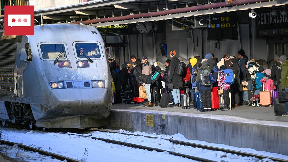 SJ-tåg vid perrong på Stockholm Centralstation som är full av resenärer