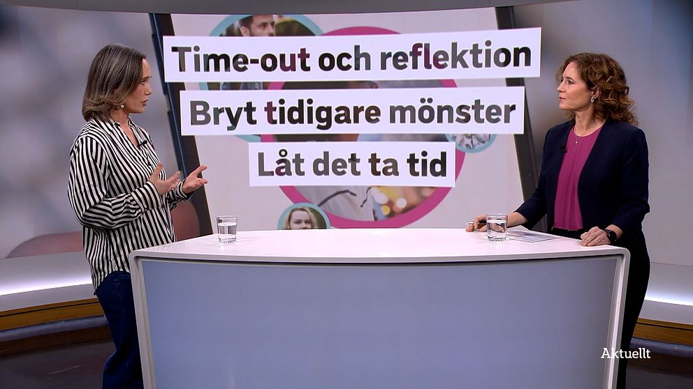 En intervju i en tv-studio där två personer diskuterar.