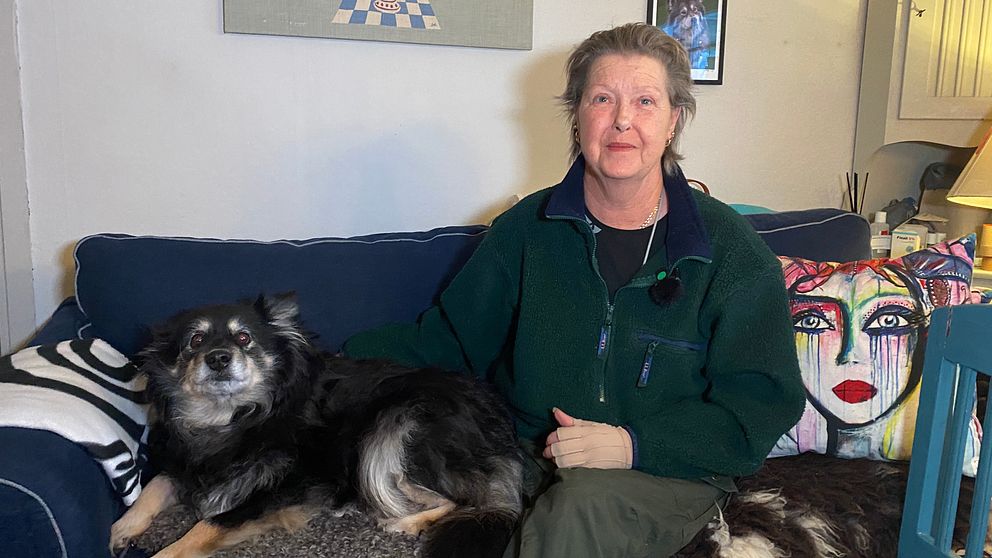 Kvinna i en soffa med en hund