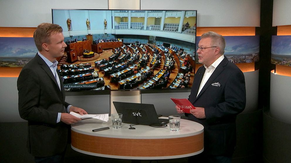 Suomen politiikkaa seuraava toimittaja Matias Åberg ja juontaja Olli Hörkkö keskustelevat Suomen hallituksen tilanteesta SVT:n studiossa Tukholmassa.