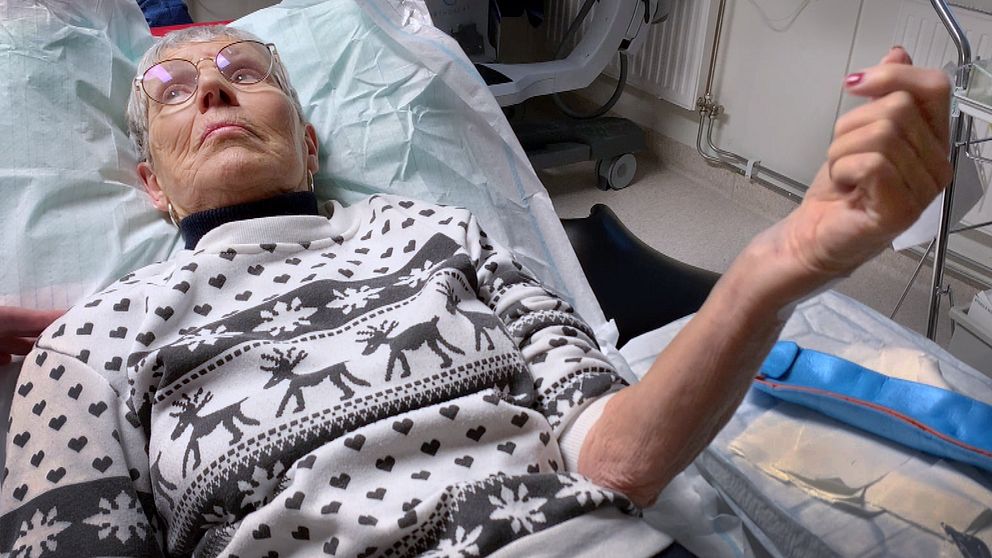 Äldre kvinna med bruten handled på sjukhus