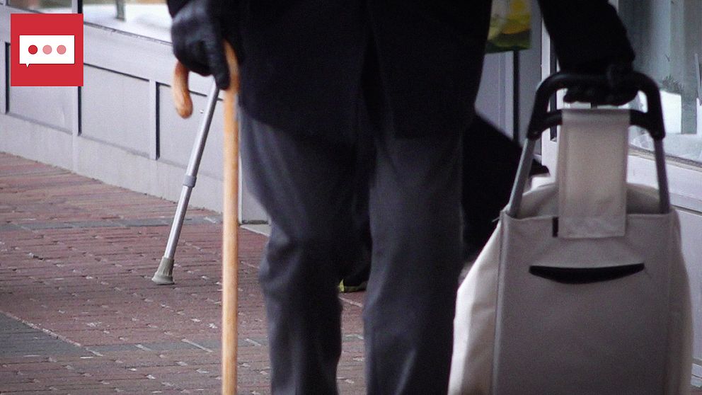 Genrebild på en man som går med den dra-maten.