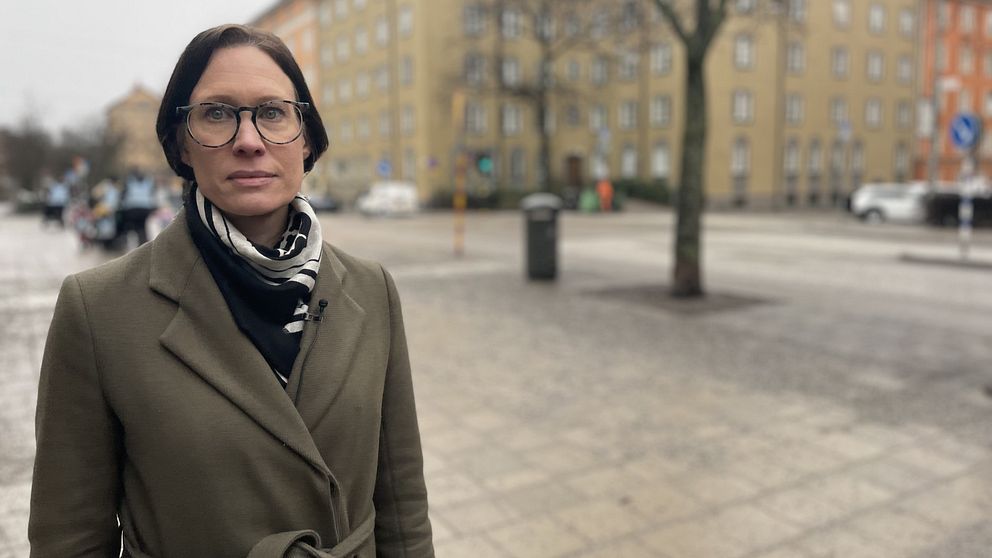 En kvinna vid en väg i centrala Stockholm.