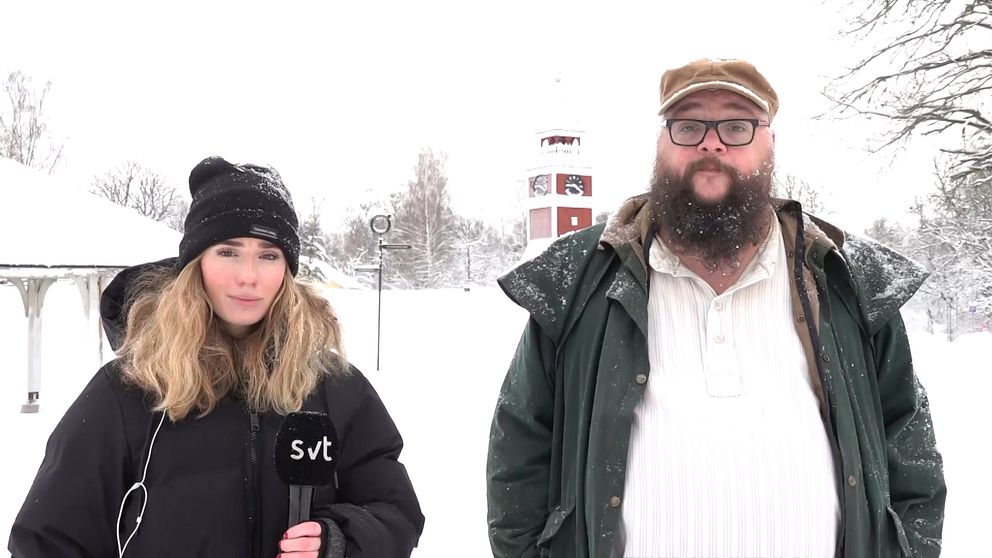 Kvinna och man utomhus i snö