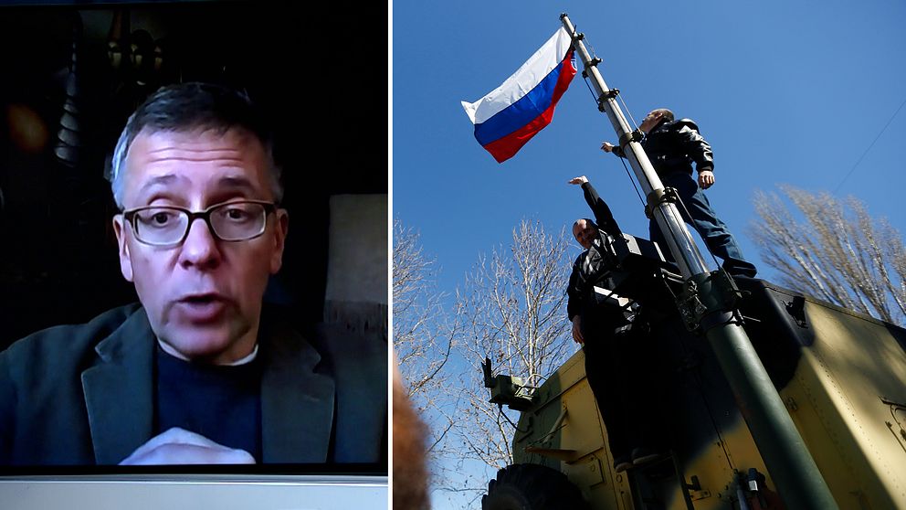 Ian Bremmer, statsvetare, om vad minskat stöd till Ukraina kan betyda för utvecklingen i kriget. Två män hissar en rysk flagga under annekteringen av Krim 2014.