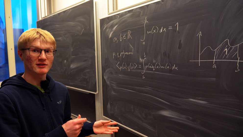 Simon Bryntse, 16, pekar på en ekvation på Ångströmslaboratoriet i Uppsala där han studerar matematik på universitetet.